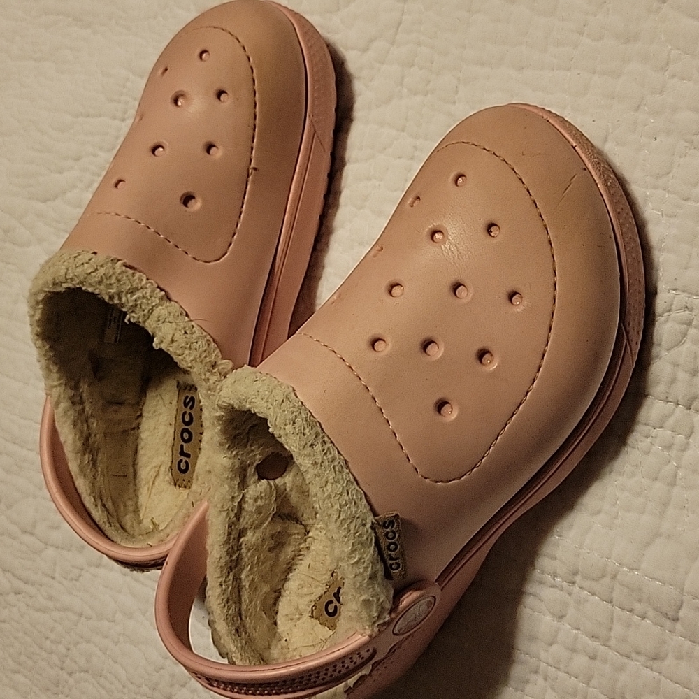 Little girls faux fur-lined Crocs. Pink size 13
